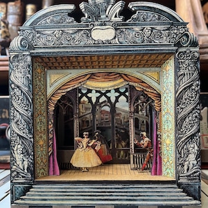 Carnaval de Venise. Théâtre Miniature Antique « Marquise de Pompadour » avec décor « Carnaval de Venise »
