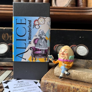 HUMPTY-DUMPTY - Alice in Wonderland  collectible figurine