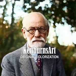Może przedstawiać: Kolorowy portret mężczyzny z białym zarostem i okularami, ubrany w szary garnitur i krawat w wzory. Obraz zawiera znak wodny z napisem "KenburnsArt ORIGINAL COLORIZATION" oraz tekst "YOUR DOWNLOAD WILL NOT HAVE THIS WATERMARK".