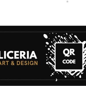 Peut inclure: Un panneau rectangulaire noir avec le texte blanc LICERIA ART & DESIGN sur la gauche. À droite, un motif d'éclaboussure de peinture blanche encadre un carré noir contenant le texte blanc QR CODE, centré dans la composition globale.