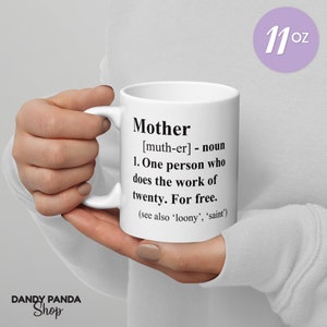 Op de afbeelding: Witte keramische mok met de definitie van "Moeder" in het zwart gedrukt. De definitie luidt: "Een persoon die het werk van twintig doet. Gratis." De mok is 312 gram en heeft het logo "Dandy Panda Shop".