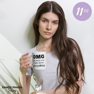 Op de afbeelding: Witte keramische mok van 312g met de tekst "OMG my mom was right about everything" in het zwart. De mok heeft een wit handvat. Een paarse cirkel met "11 oz" staat in de rechterbovenhoek.