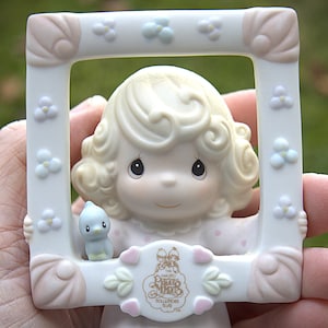 PRECIOUS MOMENTS COLLECTIBLE. &quot;You&#39;re As Pretty as a Picture&quot; 1996 Symbol of Membership Figurine. Vintage Collectible. Ships Free!