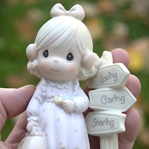 Precious Moments Figurine: Loving, Caring, Sharing - 1993 Collectors&#39; Club