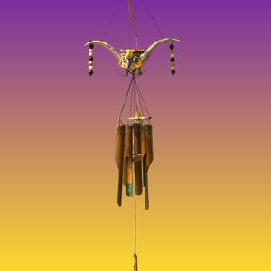 Handbeschilderde, ambachtelijk afgewerkte bamboe windgong in de vorm van een uil, speelse vogeldecoratie voor in de tuin, rustieke boho hangende windgong voor buiten.