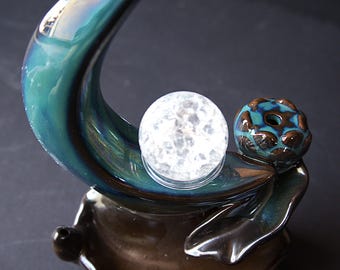 Brûle-encens à reflux croissant de lune : sphère en verre craquelé en céramique