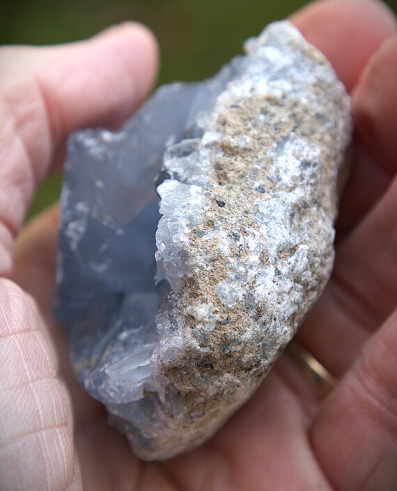 セレスタイトジオードクラスター：瞑想とヒーリングのための天然