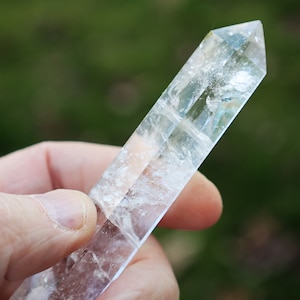 Hermoso cristal de cuarzo tibetano natural, corte claro del Himalaya y punta de cristal de cuarzo tibetano pulido. 3,8 onzas