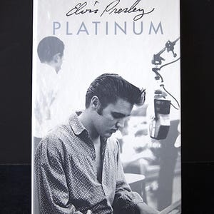 ELVIS PRESLEY Geschenk Set | Vintage Elvis Presley Platinum-Ein Leben in der Musik 4 Disc Collection Set | Inklusive Elvis Presley Magnet. Versandkostenfrei!