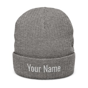 Gepersonaliseerde gebreide beanie: gerecyclede polyester-acrylmix, ontwerp met omslagen