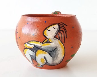 Sonnenbadende Glückseligkeit: Handbemalte Keramiktasse mit modernistischem Touch