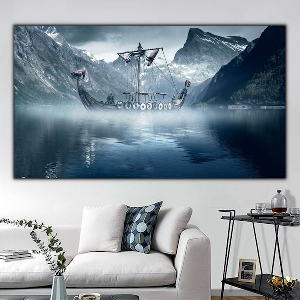 Wikinger Schiff Leinwanddruck, Wikinger Schiff im nebeligen Fjord mit schneebedeckten Bergen, Wikinger Leinwandkunst, Ragnar Lodbrok Poster, Wikinger Wanddeko