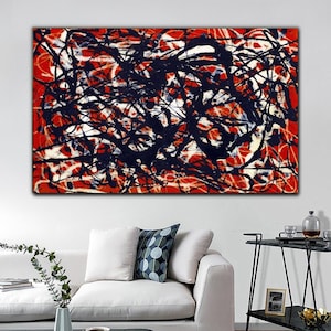 Può includere: Un quadro rettangolare su tela in stile espressionista astratto con uno sfondo rosso vibrante sovrapposto a spessi e caotici schizzi di vernice nera e sottili gocce di vernice bianca che creano una complessa rete di linee intrecciate.
