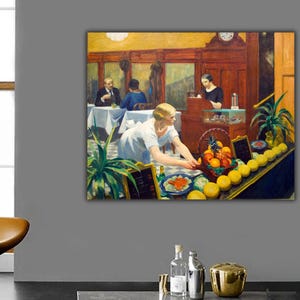 Puede incluir: Una pintura que representa una escena en el interior de un restaurante. Una mujer con un vestido blanco está sirviendo fruta a los clientes en un mostrador. El mostrador está lleno de naranjas, limones y otras frutas. La pintura está realizada en un estilo realista con colores cálidos.