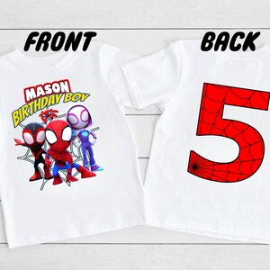 Puede incluir: Camiseta blanca con un gr&aacute;fico de Spiderman rojo y negro en la parte delantera. El texto "MASON BIRTHDAY BOY" est&aacute; por encima del gr&aacute;fico. La parte posterior de la camiseta tiene un n&uacute;mero 5 rojo con un dise&ntilde;o de telara&ntilde;a negra.