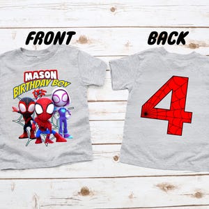 Puede incluir: Camiseta gris con tem&aacute;tica de Spiderman. La parte delantera de la camiseta tiene un gr&aacute;fico de Spiderman, Miles Morales y Gwen Stacy. El texto "MASON BIRTHDAY BOY" est&aacute; por encima del gr&aacute;fico. La parte trasera de la camiseta tiene un n&uacute;mero 4 rojo con un dise&ntilde;o de telara&ntilde;a.