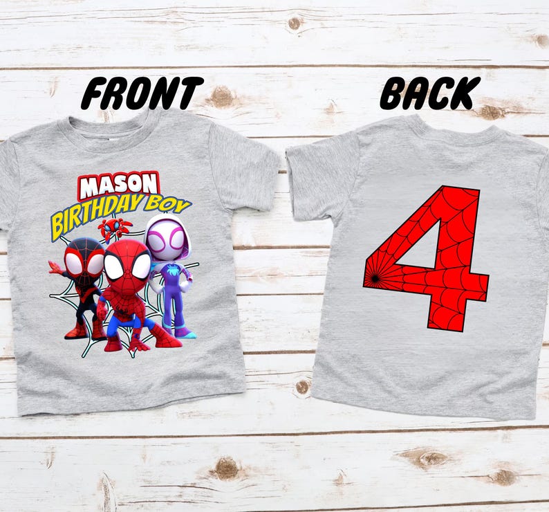 Puede incluir: Camiseta gris con tem&aacute;tica de Spiderman. La parte delantera de la camiseta tiene un gr&aacute;fico de Spiderman, Miles Morales y Gwen Stacy. El texto "MASON BIRTHDAY BOY" est&aacute; por encima del gr&aacute;fico. La parte trasera de la camiseta tiene un n&uacute;mero 4 rojo con un dise&ntilde;o de telara&ntilde;a.