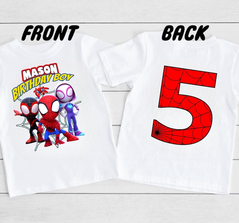 Puede incluir: Camiseta blanca con un gr&aacute;fico de Spiderman rojo y negro en la parte delantera. El texto "MASON BIRTHDAY BOY" est&aacute; por encima del gr&aacute;fico. La parte posterior de la camiseta tiene un n&uacute;mero 5 rojo con un dise&ntilde;o de telara&ntilde;a negra.