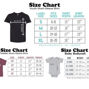 Op de afbeelding: Maattabel voor kleding voor kinderen, peuters en baby's. De tabel toont de breedte en lengte van het shirt in inches, evenals de overeenkomstige leeftijdsgroep en het gewicht. De tabel is onderverdeeld in drie secties: kinder-T-shirt met korte mouwen, peuter-T-shirt met korte mouwen en baby-romper.