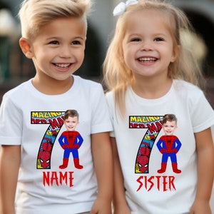 Op de afbeelding: Twee kinderen dragen witte T-shirts met een rood nummer zeven en een Spiderman-afbeelding. De shirts zeggen "Mazing" en "Name" op de ene en "Mazing" en "Sister" op de andere.