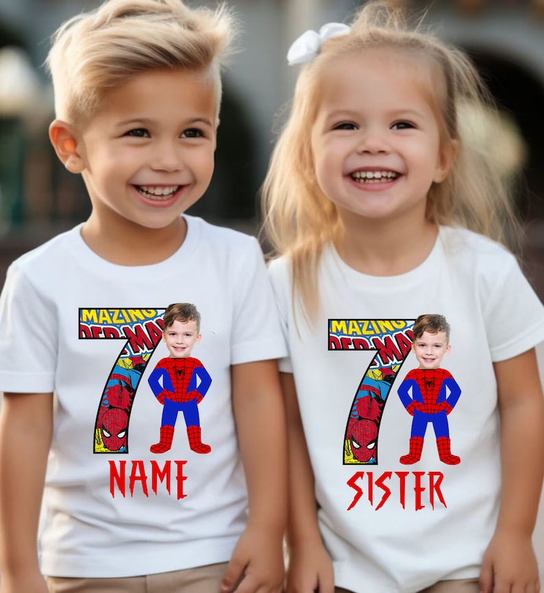 Op de afbeelding: Twee kinderen dragen witte T-shirts met een rood nummer zeven en een Spiderman-afbeelding. De shirts zeggen "Mazing" en "Name" op de ene en "Mazing" en "Sister" op de andere.