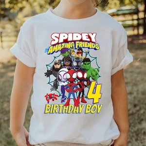 Puede incluir: Camiseta blanca con un gr&aacute;fico colorido de los personajes de Spidey y sus amigos incre&iacute;bles. El dise&ntilde;o incluye el texto "Spidey and His Amazing Friends", el n&uacute;mero "4" y "Birthday Boy".