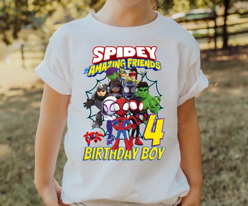Puede incluir: Camiseta blanca con un gr&aacute;fico colorido de los personajes de Spidey y sus amigos incre&iacute;bles. El dise&ntilde;o incluye el texto "Spidey and His Amazing Friends", el n&uacute;mero "4" y "Birthday Boy".