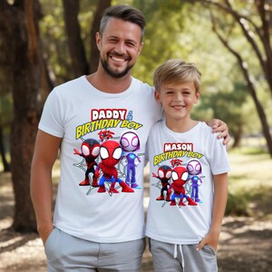Puede incluir: Dos camisetas blancas con tem&aacute;tica de Spiderman. La camiseta m&aacute;s grande dice "Daddy of the Birthday Boy" y la m&aacute;s peque&ntilde;a dice "Mason Birthday Boy". Ambas camisetas presentan una imagen de dibujos animados de Spiderman y sus amigos.