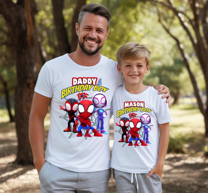 Puede incluir: Dos camisetas blancas con tem&aacute;tica de Spiderman. La camiseta m&aacute;s grande dice "Daddy of the Birthday Boy" y la m&aacute;s peque&ntilde;a dice "Mason Birthday Boy". Ambas camisetas presentan una imagen de dibujos animados de Spiderman y sus amigos.