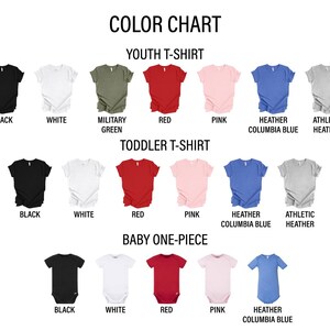 Op de afbeelding: Kleurenkaart met verschillende T-shirt- en romperkleuren voor jeugd, peuter en baby. De kleuren omvatten zwart, wit, militaire groen, rood, roze, heather columbia blauw en athletic heather.