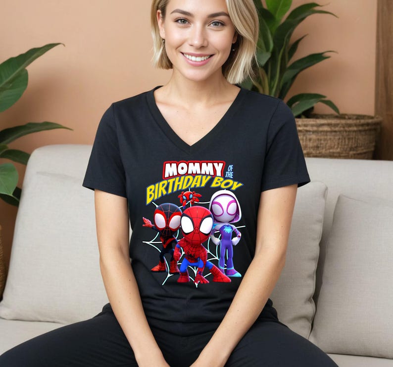 Puede incluir: Camiseta negra de cuello en V con un gr&aacute;fico de personajes de Spider-Man. El texto "Mommy of the Birthday Boy" est&aacute; impreso en amarillo en la camiseta.