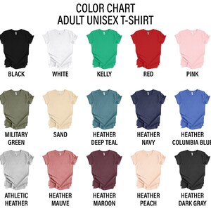 Op de afbeelding: Kleurenkaart met 15 verschillende kleuren unisex T-shirts. De kleuren omvatten zwart, wit, kelly groen, rood, roze, legergroen, zand, heather deep teal, heather navy, heather columbia blue, athletic heather, heather mauve, heather maroon, heather peach en heather dark grey.