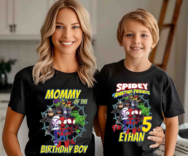 Puede incluir: Camisetas negras con gr&aacute;ficos de Spidey y sus Incre&iacute;bles Amigos. Una camiseta dice "Mam&aacute; del cumplea&ntilde;ero" y la otra "Spidey & Amazing Friends" con el nombre "Ethan" y el n&uacute;mero "5".