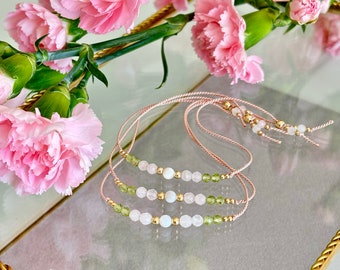 Pulsera de seda con intención de amor incondicional con nácar, cuarzo rosa y peridoto; Regalo del día de la madre