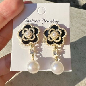 Camellia Pearl Black Flower Earrings High Fashion Small Pearl 