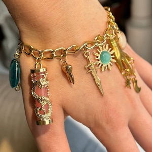 Pulsera de encanto de oro: MAGIC'S TOUCH, regalo de joyería personal, gema del dragón de la concha del tarot del mago de la espada del sol del diente