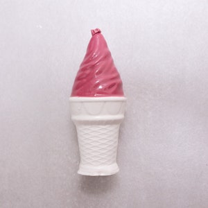 Kleine keramische Soft Serve Eistüte Skulptur Statue