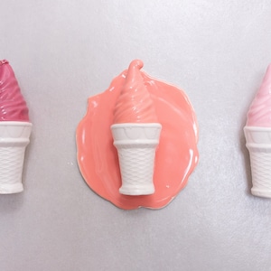 Kleine Keramik Eistüten, 3er Set Skulpturen, Eisdiele Dekor, Eis Kunst, an der Wand befestigt Pop Art, schmelzendes Eis Dekor
