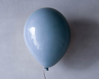 Keramische sculptuur van een blauwe dageraadballon, handgemaakte 3D-wanddecoratie, babykamer voor een jongen, kinderkamer, unieke wandinstallatie, popart sculptuur.