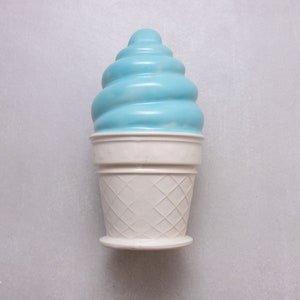 Blaue Eiscreme Wandskulptur, Pop-Art-Skulptur, Keramik Softeis, spielerische Küchendekoration, Eistüte Kunst, Innenarchitekt