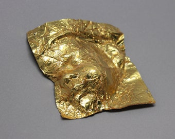 Ansiktsskulptur med guldfärgad sidoprofil, inramad originalkonst, museibutik, biennalutställning, Dana Bloom originalkonst, unik i sitt slag.