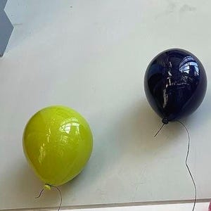 Escultura de globo de cerámica verde lima, hecha a mano, para colgar en la pared (19 x 30 cm)