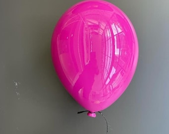 Popkonstväggkonst, magenta keramikskulptur med ballong, eklektisk inredning, lekfull konst för hemmet, inredningsarkitekt, 3D-keramikväggdekor