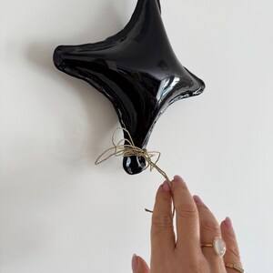 Globo de cerámica con forma de estrella negra, arte de pared para habitación infantil, adorno para habitación infantil, sala de juegos infantil, decoración de estrellas, escultura de arte pop, regalo para baby shower. imagen 9