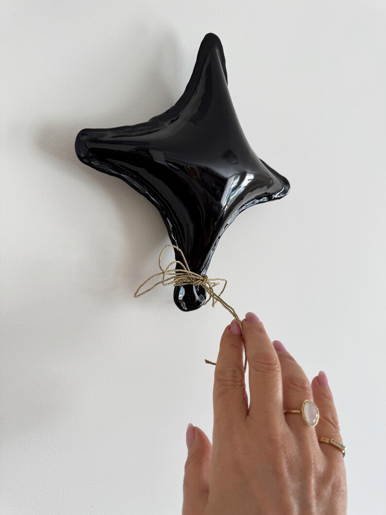 Globo de cerámica con forma de estrella negra, arte de pared para habitación infantil, adorno para habitación infantil, sala de juegos infantil, decoración de estrellas, escultura de arte pop, regalo para baby shower. imagen 9