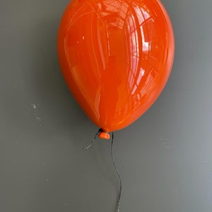 Högblank väggdekor, Färgglad väggkonst, Orange keramisk ballong, Lyxig väggkonst, Orange väggkonst, Lekfull barnrumsdekor, Väggdekoration bild 6
