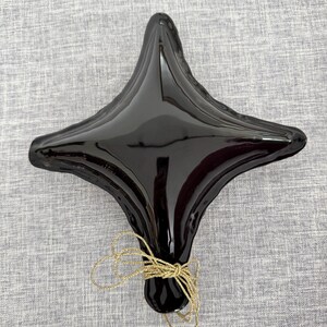 Globo de cerámica con forma de estrella negra, arte de pared para habitación infantil, adorno para habitación infantil, sala de juegos infantil, decoración de estrellas, escultura de arte pop, regalo para baby shower. imagen 2