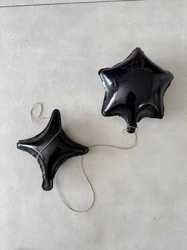 Globo de cerámica con forma de estrella negra, arte de pared para habitación infantil, adorno para habitación infantil, sala de juegos infantil, decoración de estrellas, escultura de arte pop, regalo para baby shower. imagen 4