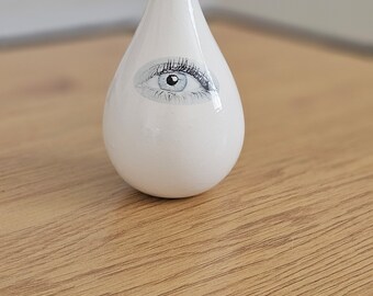 陶器の雫型彫刻、グッドアイアート、本棚ディスプレイ、現代的な室内