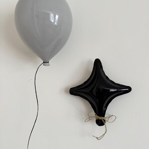 Globo de cerámica con forma de estrella negra, arte de pared para habitación infantil, adorno para habitación infantil, sala de juegos infantil, decoración de estrellas, escultura de arte pop, regalo para baby shower. imagen 3